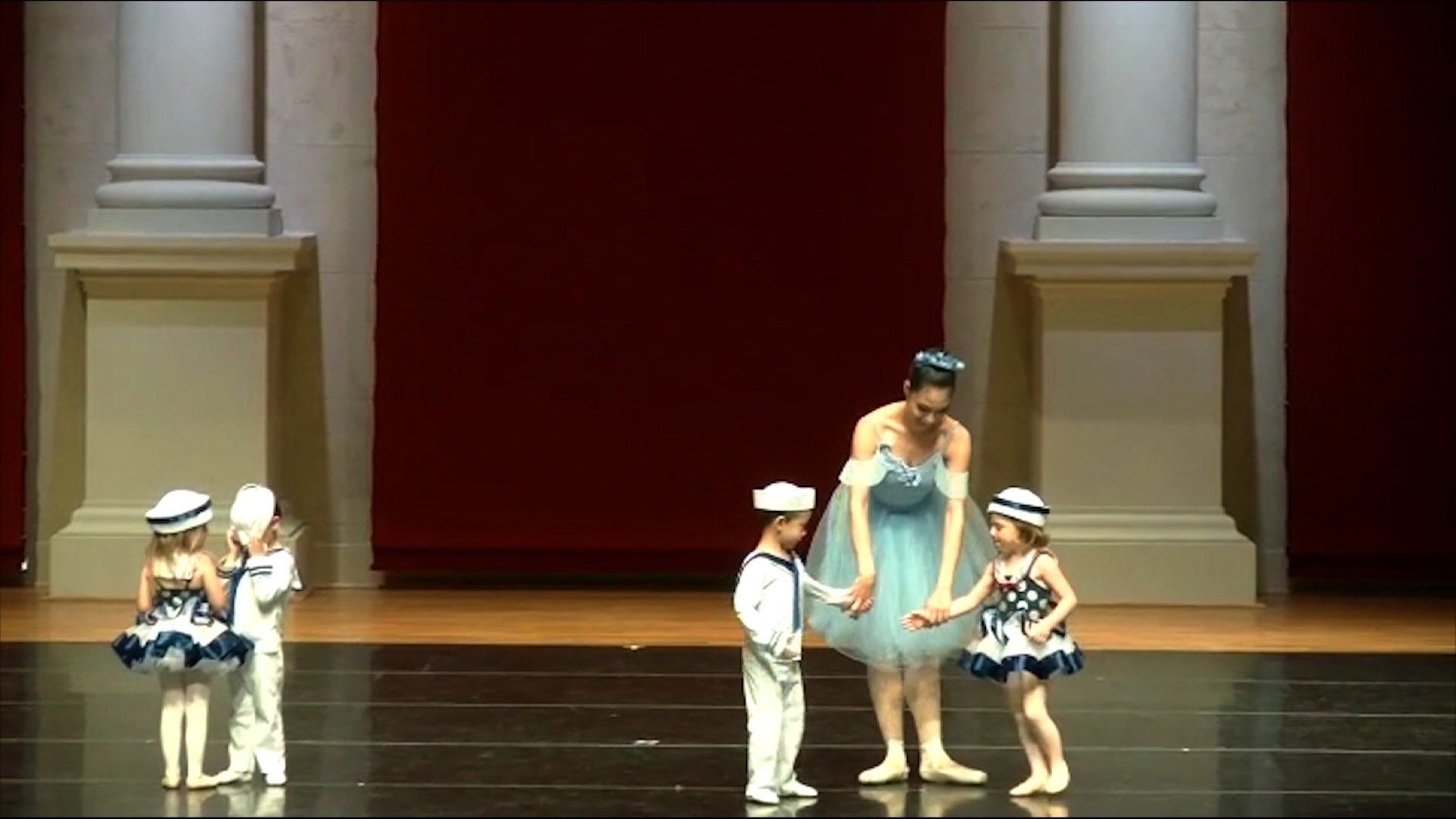 Bashful boy steals show at ballet recital - FOX10 News