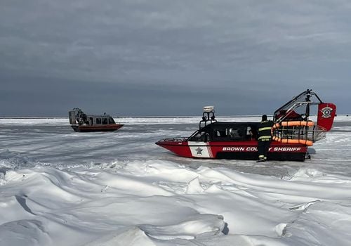 At least 34 people rescued after they became stranded on a floating chunk of ice in Green Bay - Erie News Now