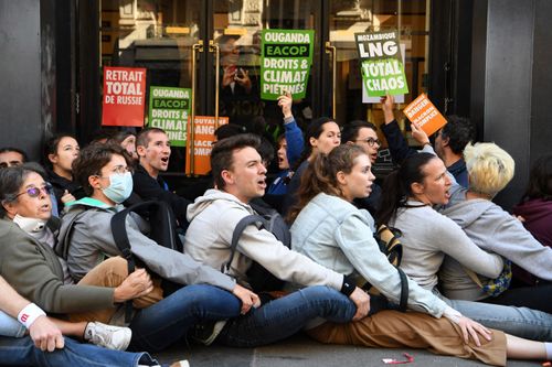 Big Oil, flush with cash, is failing on climate pledges - Vimarsana News