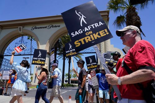 Why celebrities are striking: The average pay for actors may surprise you - Vimarsana News