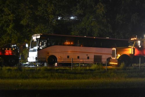 3 People are dead after a tour bus crashes with another vehicle in Pennsylvania - Vimarsana News