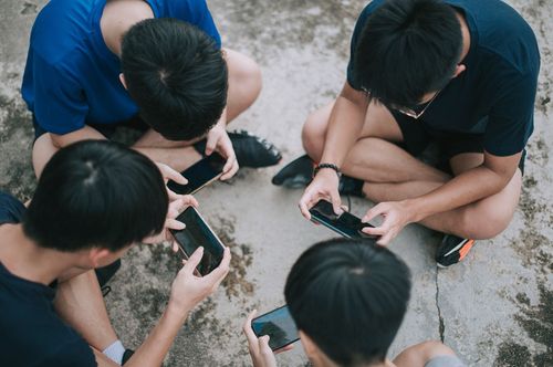 China wants to limit minors to no more than two hours a day on their phones - Vimarsana News