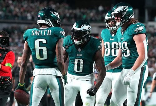 Eagles use D'Andre Swift, ground game to beat sloppy Vikings