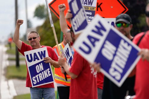4,000 More UAW workers on strike after rejecting deal with Mack Trucks - Vimarsana News