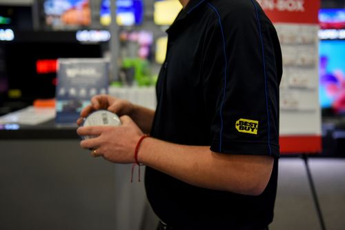 Best Buy's simple strategy for beating shoplifting: More workers in stores - Vimarsana News