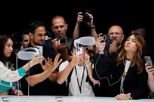 Tim Cook risks his legacy on a pricey product in an unproven market - Vimarsana News