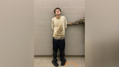 2 Arkansas escapees were captured after days on the run. Jail staff had not noticed they were gone for 36 hours, officials say - Vimarsana News