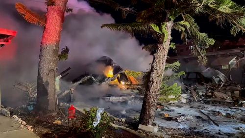 Small plane crashes into mobile home park in Clearwater, Florida, setting homes on fire, officials say - Vimarsana News