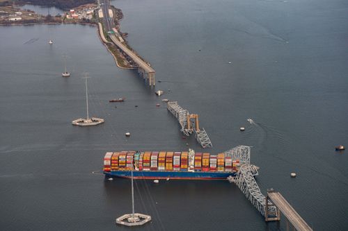 Crews remove first pieces of collapsed Baltimore bridge from the water - Vimarsana News