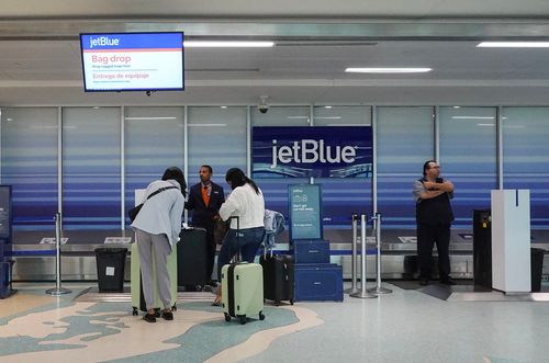 JetBlue's new checked bag fees now depend on the day - Vimarsana News